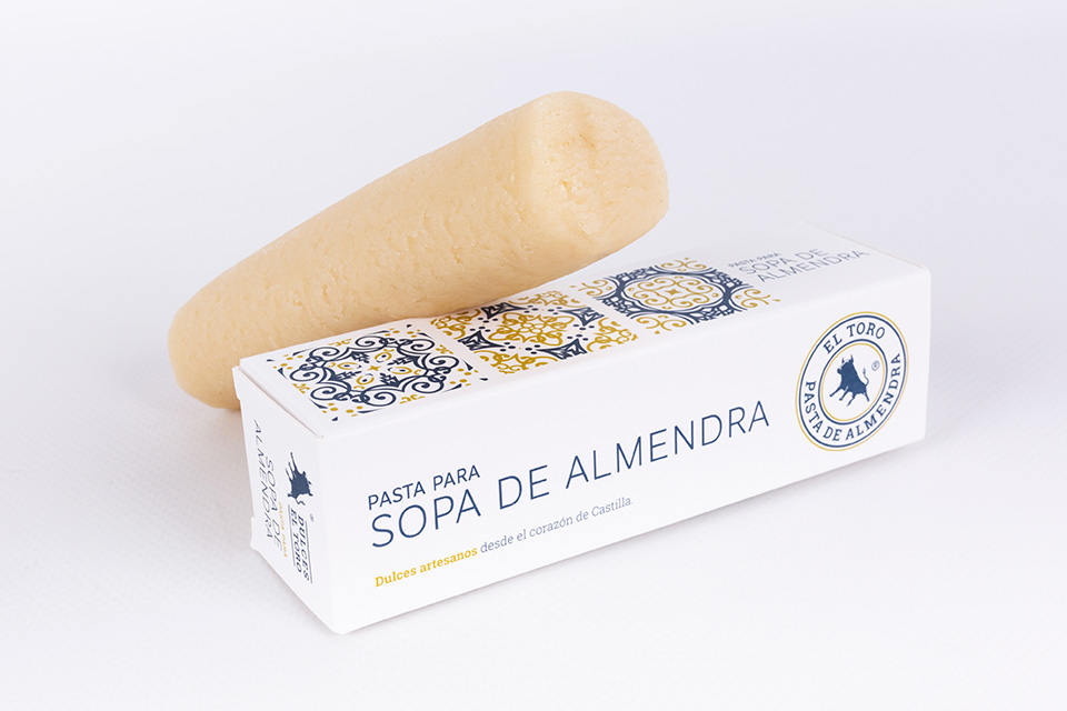Pasta de almendras dulces es un producto de El Toro producido en Tordesillas (Valladolid)